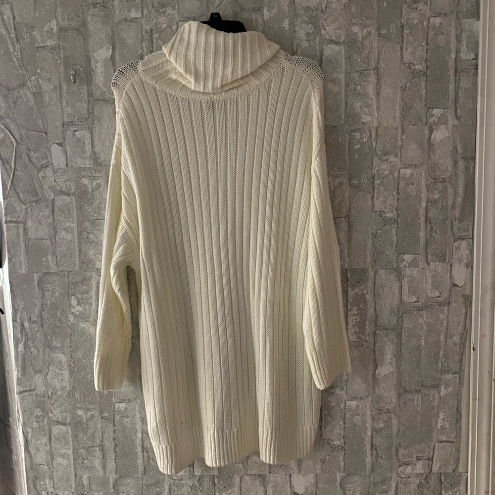 NEW WHITE TURTLENECK SWEATER